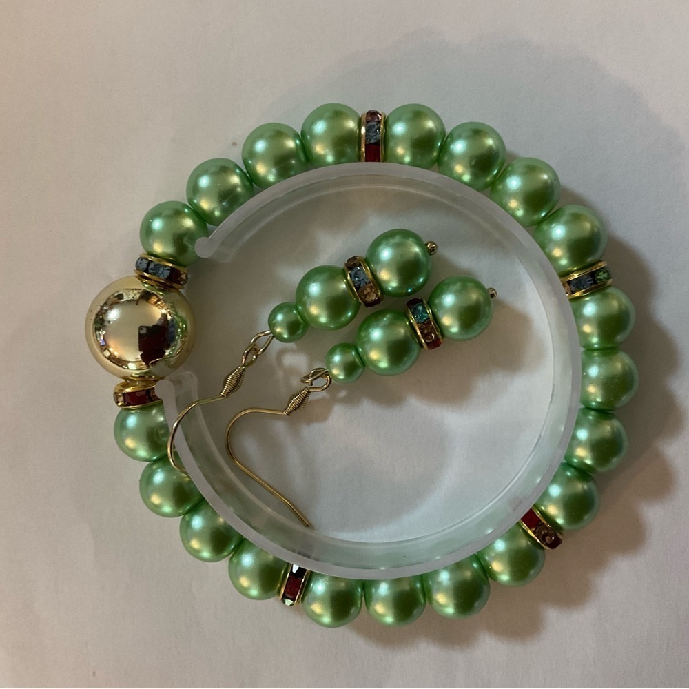 Hand Crafted Elegant Green Pearl Jewelry Set Stretch Bracelet Pierced Earrings
